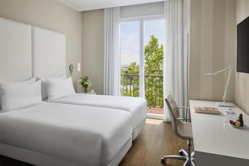 Ένα ή περισσότερα κρεβάτια σε δωμάτιο στο NH Madrid Atocha