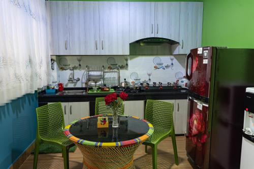 Kuchyň nebo kuchyňský kout v ubytování Forever Bidya Premium Homestay
