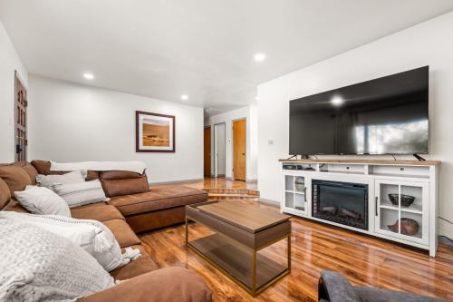 a living room with a couch and a tv at Rancho Alegre Country Retreat in Pueblo