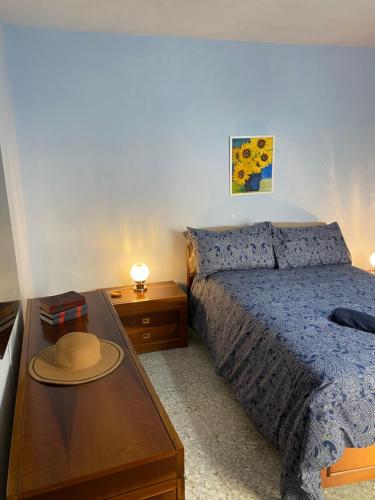 a bedroom with a bed and a table with a hat on it at Casa Lizluba in Montefegatesi