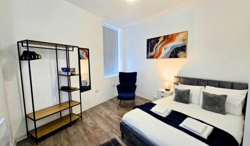 a bedroom with a bed and a chair in it at Executive 1BR - Quiet Location - Wifi & Kitchen in Manchester