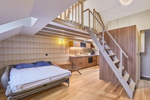 une chambre avec un lit et un escalier dans l'établissement Rent a Room - Residence Bonne Nouvelle, à Paris