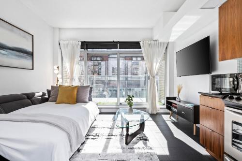 Η κουζίνα ή μικρή κουζίνα στο Downtown Condo with Balcony and Free Parking near Gastown for 5