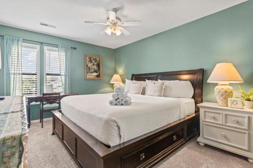 um quarto com uma cama e um ventilador de teto em Gorgeous 2 Bedroom Condo for 6! Summer Times Unit 8 em Myrtle Beach