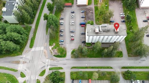 an aerial view of a parking lot with cars at Tilava huoneisto in Lahti