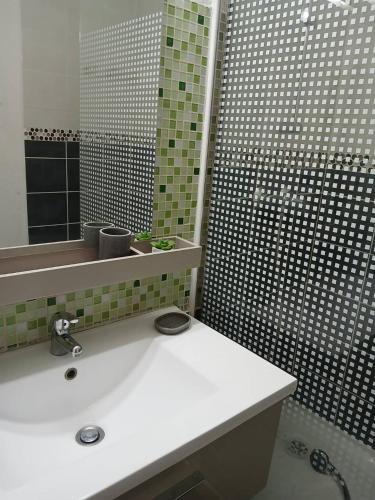 une salle de bain avec un lavabo et une douche avec un miroir dans l'établissement Studio Cabine pour 4 avec Ascenseur – Vue Marina, Plage à 2 Pas, à Canet