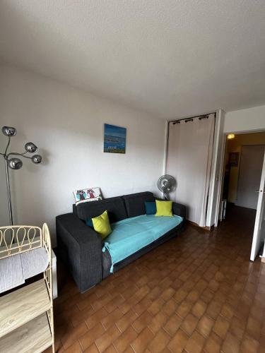 - un salon avec un canapé dans l'établissement Studio Cabine pour 4 avec Ascenseur – Vue Marina, Plage à 2 Pas, à Canet