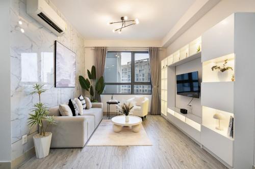 TV a/nebo společenská místnost v ubytování Masteri Residence Heera Stay Apartment