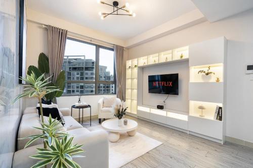 TV a/nebo společenská místnost v ubytování Masteri Residence Heera Stay Apartment
