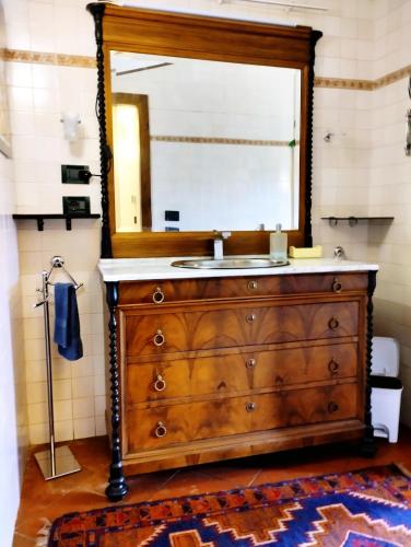 a bathroom with a sink and a mirror on a dresser at Casa Costabella in Zovencedo