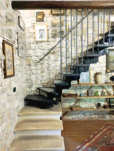 a stone wall with stairs in a room at Casa Costabella in Zovencedo