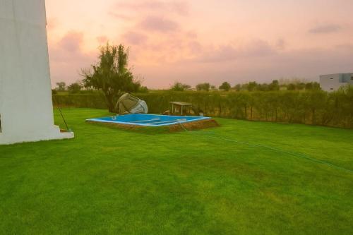a backyard with a swimming pool in the grass at Casa con piscina en Condominio Lago Rapel BLQ in El Estero