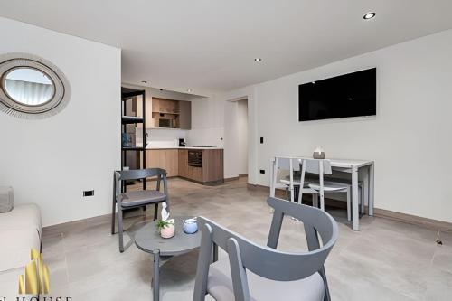 Η κουζίνα ή μικρή κουζίνα στο Casa Solei 12-13 - Prestigious & Priv Apt/Bath Tub
