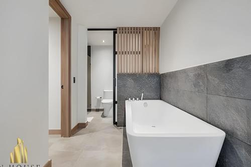 Ένα μπάνιο στο Casa Solei 12-13 - Prestigious & Priv Apt/Bath Tub