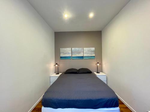 - une chambre avec un lit et 2 tables de chevet dans l'établissement Appartement Raspail St germain Paris, à Paris