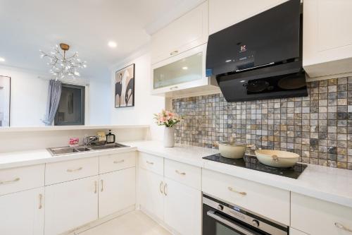 Kuchyň nebo kuchyňský kout v ubytování Masteri Residence Heera Stay Apartment