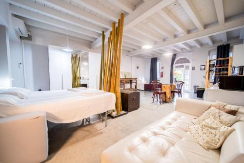 a bedroom with two beds and a couch at B&B Relax Rooms - Fiera Verona in Verona