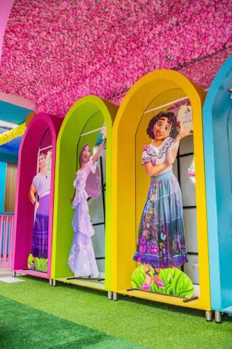 a pretend play house with two girls in dresses at Ayenda 1132 Copiclub in Ibagué