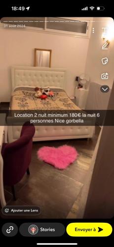 une photo d'une chambre avec un lit et un tapis rose dans l'établissement Endroit calme, à Nice