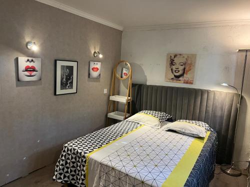 Postel nebo postele na pokoji v ubytování Chambre Double La Cigale Insolite
