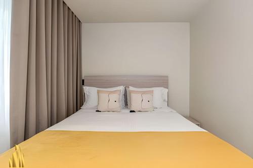 a bedroom with a large bed with two pillows at Casa Solei 12-3 - Prime Location: Enjoy El Poblado in El Poblado