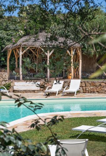 Piscine de l'établissement Hotel Ollastu ou située à proximité