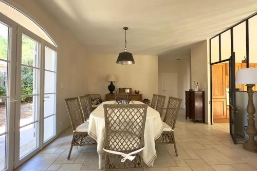 une salle à manger avec une table et des chaises dans l'établissement Les Lauriers Roses air-conditioned villa with garden and swimming pool, à Saumane-de-Vaucluse