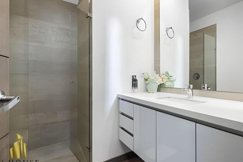 Koupelna v ubytování Class Suites 202 - Colorful with Pool and gym