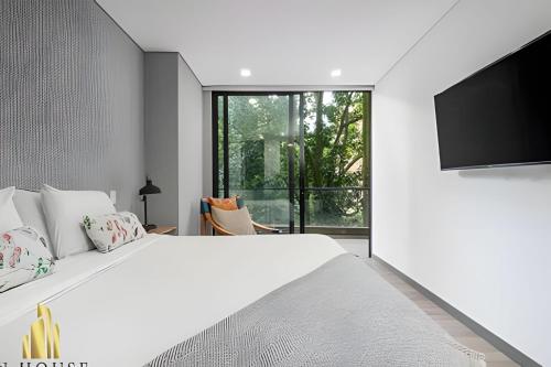 Postel nebo postele na pokoji v ubytování Class Suites 202 - Colorful with Pool and gym