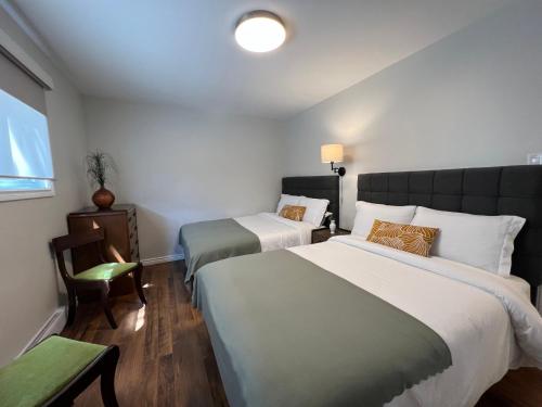 Ένα ή περισσότερα κρεβάτια σε δωμάτιο στο Spacious Ground Floor Garden View Apartment