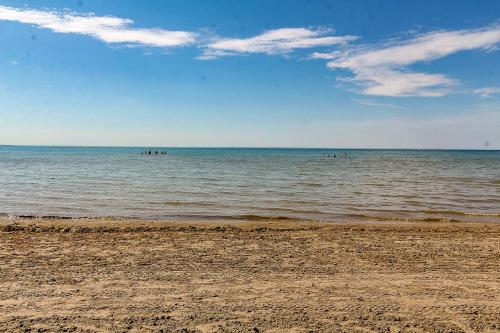 Gallery image of Spacious Second Floor Garden View Apartment in Wasaga Beach