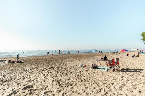 Gallery image of Spacious Second Floor Garden View Apartment in Wasaga Beach