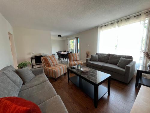 Gallery image of Spacious Second Floor Garden View Apartment in Wasaga Beach