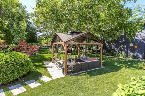 Gallery image of Spacious Second Floor Garden View Apartment in Wasaga Beach