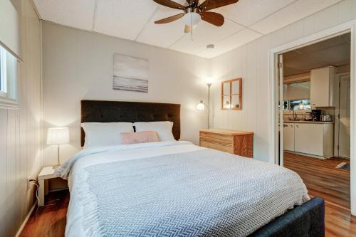 ein Schlafzimmer mit einem großen Bett und einem Deckenventilator in der Unterkunft The Cozy Shore Cottage - Large in Wasaga Beach