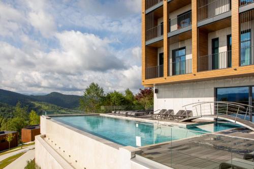 Bazén v ubytování Panorama Skhidnytsya SPA Resort nebo v jeho okolí