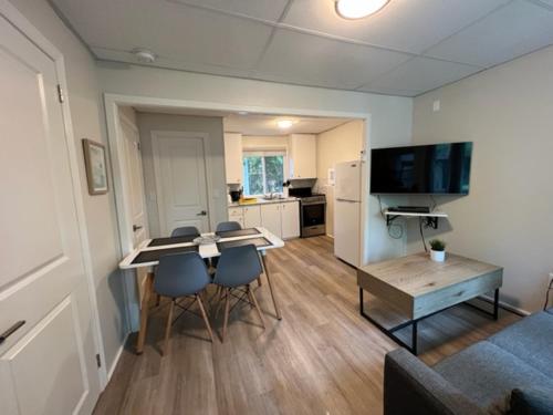 Kuchyň nebo kuchyňský kout v ubytování The Cozy Shore Cottage - Standard Attached