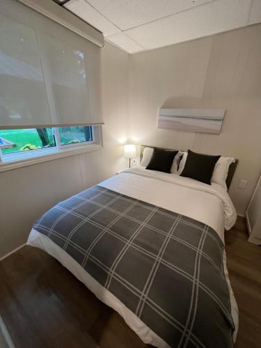 Postel nebo postele na pokoji v ubytování The Cozy Shore Cottage - Standard Attached