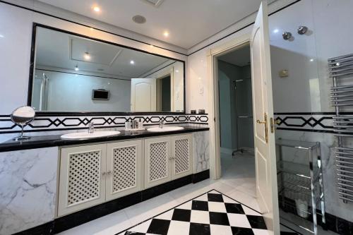 First Line Banus 4 Bed Sea Pool