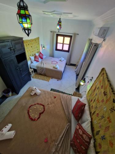 Una cama o camas en una habitación de Dar ESSEKIA