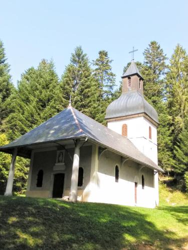 un petit bâtiment blanc avec un toit noir dans l'établissement Le Repaire, à Cormaranche-en-Bugey