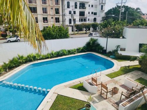 a swimming pool in the middle of a building at Comfortable studio with pool in the best location in Cancún