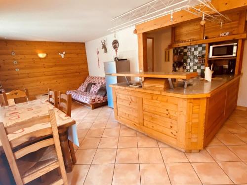 une cuisine et une salle à manger avec une table et une salle à manger dans l'établissement Appartement 3 pièces avec balcon et Wifi au centre de La Clusaz - FR-1-459-20, à La Clusaz