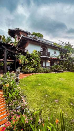 a large house with a green yard in front of it at Hacienda Siesta Alegre in Rio Grande