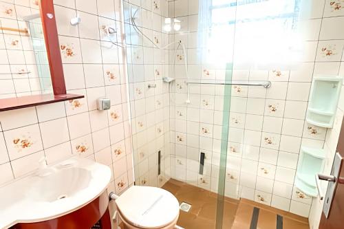 a bathroom with a toilet and a sink at ASA | Casa com Clima de Lar | Beto Carrero a 7min in Penha