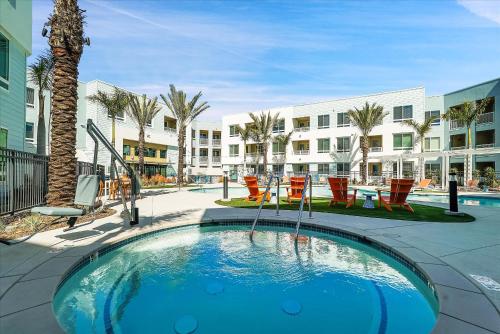 Piscine de l'établissement Global Luxury Suites near Liberty Station ou située à proximité