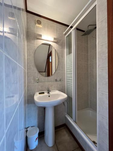 une salle de bain avec un lavabo, une douche et un miroir dans l'établissement Domaine de vacances à 600m de la plage, villa climatisée 3 chambres 7 couchages WIFI animations piscines en suppléments LRTAMJ36, à Portiragnes