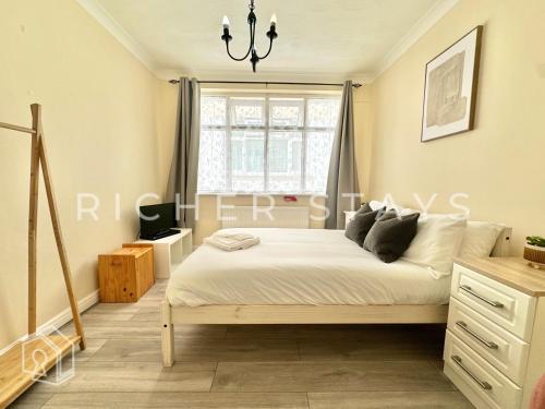 Postel nebo postele na pokoji v ubytování Spacious 2BR Flat in Harold Wood