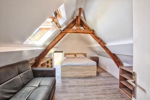 Ruang duduk di Charmant T2 avec jardin et Parking - 5 min de Bayeux