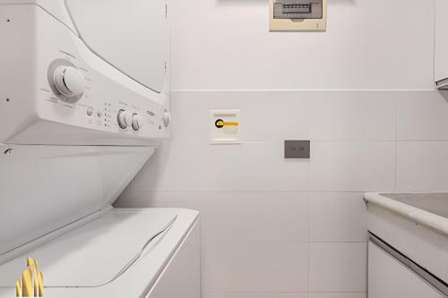 een witte keuken met een spoelbak en een vaatwasser bij Life 1603 - Panoramic & Tastefully Decorated Loft in El Poblado